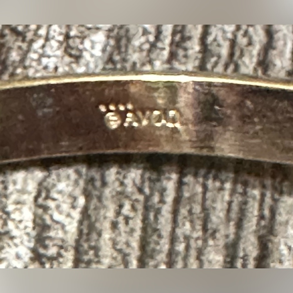 AVON Vintage Gorgeous Gold Tone and silver Marlboro Wristcuff Bracelet. - Picture 3 of 3